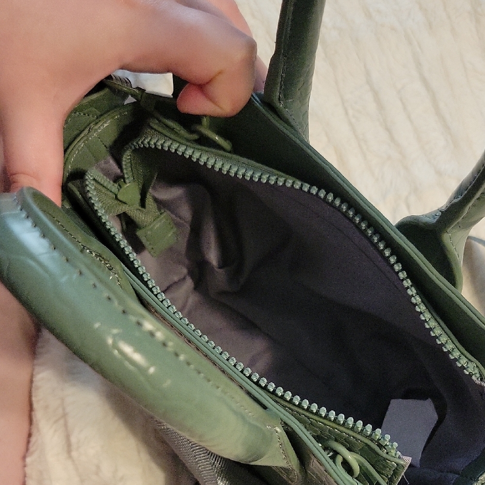 NWOT Madden Girl Green Cross Body Mini Tote in Faux Crocodile - Picture 9 of 11